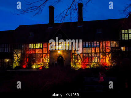 Wisley, Surrey, UK, 09 décembre 2017. Le Bâtiment des laboratoires est éclairé avec enthousiasme des couleurs chaudes dans le cadre d'une soirée colorée afficher lors de l'assemblée annuelle de Noël fêtes Glow événement au Jardins de la Royal Horticultural Society à Wisley, organisé par l'ERS en partenariat avec Smart Energy GB, Crédit : Graham Prentice/Alamy Live News. Banque D'Images