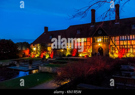 Wisley, Surrey, UK, 09 décembre 2017. Le Bâtiment des laboratoires est éclairé avec enthousiasme des couleurs chaudes dans le cadre d'une soirée colorée afficher lors de l'assemblée annuelle de Noël fêtes Glow événement au Jardins de la Royal Horticultural Society à Wisley, organisé par l'ERS en partenariat avec Smart Energy GB, Crédit : Graham Prentice/Alamy Live News. Banque D'Images