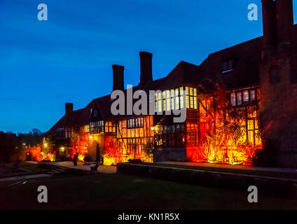 Wisley, Surrey, UK, 09 décembre 2017. Le Bâtiment des laboratoires est éclairé avec enthousiasme des couleurs chaudes dans le cadre d'une soirée colorée afficher lors de l'assemblée annuelle de Noël fêtes Glow événement au Jardins de la Royal Horticultural Society à Wisley, organisé par l'ERS en partenariat avec Smart Energy GB, Crédit : Graham Prentice/Alamy Live News. Banque D'Images