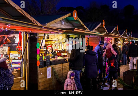 Wisley, Surrey, UK, 09 décembre 2017. Cale à l'hiver à l'assemblée annuelle du marché de Noël fêtes Glow événement au Jardins de la Royal Horticultural Society à Wisley en soirée, organisée par l'ERS en partenariat avec Smart Energy GB, Crédit : Graham Prentice/Alamy Live News. Banque D'Images