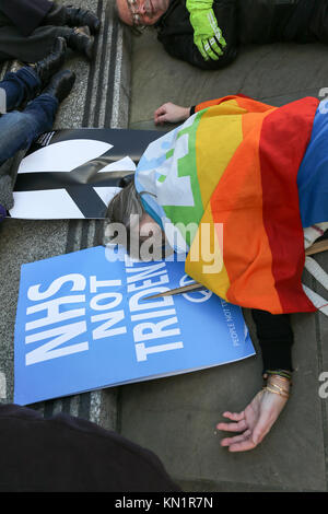 Londres, Royaume-Uni. 09Th Dec, 2017. 9Th Mar, 2017. L'ICAN UK, Medact et tenir un CND die-in devant le ministère de la Défense, Londres, pour attirer l'attention sur la nature aveugle des armes nucléaires. Penelope Barritt/Alamy Live News Crédit : Penelope Barritt/Alamy Live News Banque D'Images