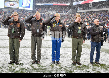 Philadelphie, Pennsylvanie, USA. 9Th Mar, 2017. Saluer le drapeau militaire de la marine à Lincoln Financial Field à Philadelphie Pennsylvanie Crédit : Ricky Fitchett/ZUMA/Alamy Fil Live News Banque D'Images