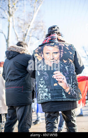 Populaires commémoration de la mort du chanteur français Johnny Hallyday à Paris : Avec des fans de johnny hallyday veste floqué Banque D'Images
