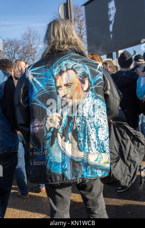 Populaires commémoration de la mort du chanteur français Johnny Hallyday à Paris : Avec des fans de johnny hallyday veste floqué Banque D'Images
