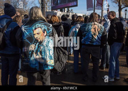 Populaires commémoration de la mort du chanteur français Johnny Hallyday à Paris : Avec des fans de johnny hallyday veste floqué Banque D'Images