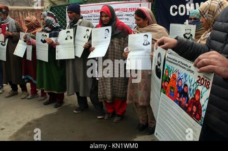 Srinagar, au Cachemire indien .administrés.08.décembre parents de disparus les musulmans du Cachemire prendre part à un sit-in de protestation pour marquer la Journée internationale des droits de dimanche. La manifestation était organisée par l'Association des Parents de personnes disparues (APDP) Credit : Sofi suhail/Alamy Live News Banque D'Images