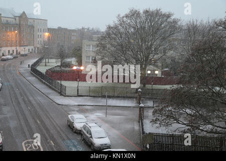 Londres, Royaume-Uni. Déc 10, 2017. Photo par Nigel Bowles 07860839102 01273586851 Connors Brighton Londres éveillé comme prévu la neige arrive à la ville de tapis d'une couche de neige. Historique La rue étroite dans Limehouse avec neige tôt le matin. Credit : Nigel Bowles/Alamy Live News Banque D'Images