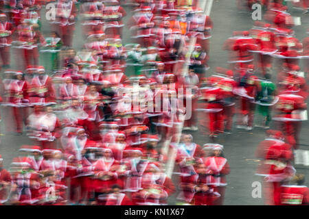 Madrid, Espagne. Déc 10, 2017. Des gens habillés comme Santas participent à la course annuelle du Père Noël à Madrid, Espagne. Credit : Marcos del Mazo/Alamy Live News Banque D'Images