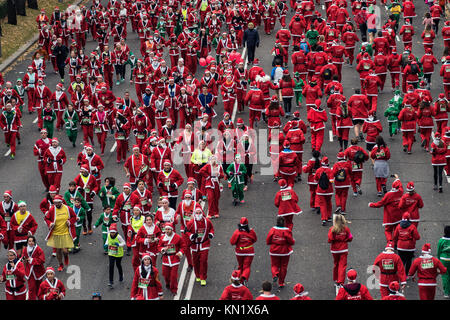 Madrid, Espagne. Déc 10, 2017. Des gens habillés comme Santas participent à la course annuelle du Père Noël à Madrid, Espagne. Credit : Marcos del Mazo/Alamy Live News Banque D'Images