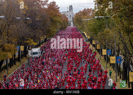 Madrid, Espagne. Déc 10, 2017. Des milliers de personnes habillées comme Santas participent à la course annuelle du Père Noël à Madrid, Espagne. Credit : Marcos del Mazo/Alamy Live News Banque D'Images