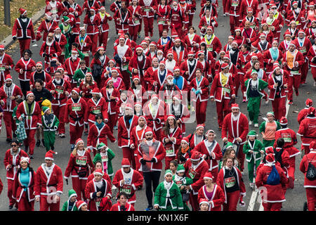 Madrid, Espagne. Déc 10, 2017. Des milliers de personnes habillées comme Santas participent à la course annuelle du Père Noël à Madrid, Espagne. Credit : Marcos del Mazo/Alamy Live News Banque D'Images