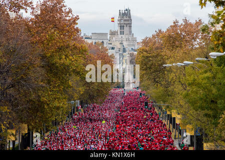 Madrid, Espagne. Déc 10, 2017. Des milliers de personnes habillées comme Santas participent à la course annuelle du Père Noël à Madrid, Espagne. Credit : Marcos del Mazo/Alamy Live News Banque D'Images