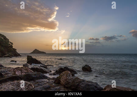 Le soleil se lever sur un matin d'hiver à la plage de Meadfoot, Torquay, Devon, UK. Décembre 2017. Banque D'Images