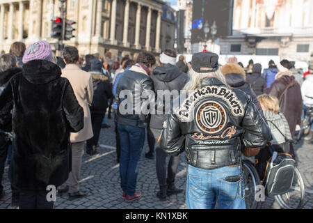 Paris, France. 09Th Dec, 2017. Populaires commémoration de la mort du chanteur français Johnny Hallyday à Paris : un motard Crédit : slaeinte deuil/Alamy Live News Banque D'Images