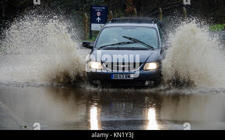 Sycamore Avenue, Godalming. 10 décembre 2017. Une intense et c'est la dépression basse pression a frappé le sud de l'Angleterre ce matin apportant des vents violents et de fortes pluies. Les inondations à Godalming dans le Surrey. Credit : james jagger/Alamy Live News Banque D'Images