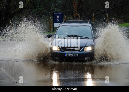 Sycamore Avenue, Godalming. 10 décembre 2017. Une intense et c'est la dépression basse pression a frappé le sud de l'Angleterre ce matin apportant des vents violents et de fortes pluies. Les inondations à Godalming dans le Surrey. Credit : james jagger/Alamy Live News Banque D'Images