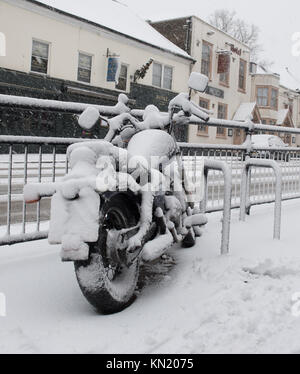 Londres, Royaume-Uni. Déc 10, 2017. Le poids de la neige le 10 décembre 2017 à Londres. Credit : doniphane dupriez/Alamy Live News Banque D'Images
