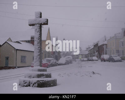 L'Essex, Royaume-Uni. Déc 10, 2017. Chutes de neige sur le monument aux morts en vert Grand Bardfield Essex UK Crédit : William Edwards/Alamy Live News Banque D'Images