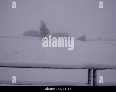 L'Essex, Royaume-Uni. Déc 10, 2017. Grand Bardfield Braintree Essex la neige qui tombe sur un paysage d'Essex Banque D'Images