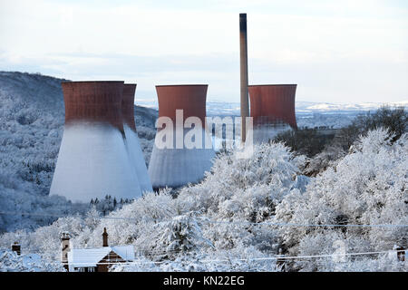 Tours de refroidissement à l'air frais ! La centrale électrique d'Ironbridge se sent au frais avec un givre. Crédit : David Bagnall Banque D'Images