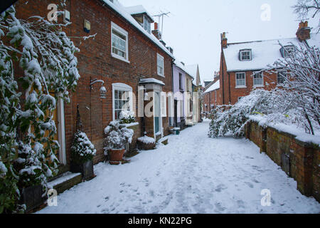 Aylesbury, UK 10 décembre 2017, Météo France. La neige qui tombe sur St Mary's Square à Aylesbury, la ville du comté de Buckinghamshire. Crédit : Steve Bell/Alamy live news Banque D'Images