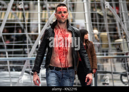 Madrid, Espagne. Déc 10, 2017. Une activiste des droits des animaux-pro groupe 'Gladiadores por la Paz' gladiateurs (pour la paix) d'effectuer un défilé de couverts de faux sang, pour protester contre l'utilisation des animaux dans l'industrie de la fourrure, à Madrid, Espagne. Credit : Marcos del Mazo/Alamy Live News Banque D'Images