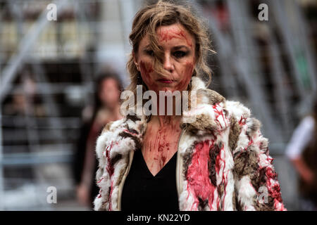 Madrid, Espagne. Déc 10, 2017. Une activiste des droits des animaux-pro groupe 'Gladiadores por la Paz' gladiateurs (pour la paix) d'effectuer un défilé de couverts de faux sang, pour protester contre l'utilisation des animaux dans l'industrie de la fourrure, à Madrid, Espagne. Credit : Marcos del Mazo/Alamy Live News Banque D'Images