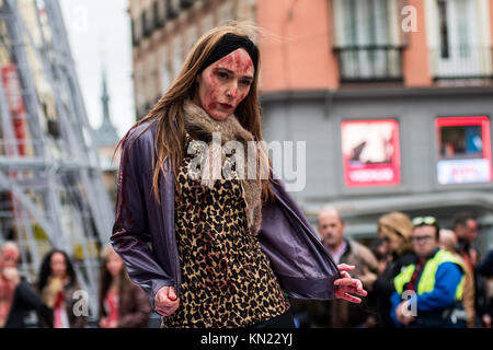 Madrid, Espagne. Déc 10, 2017. Une activiste des droits des animaux-pro groupe 'Gladiadores por la Paz' gladiateurs (pour la paix) d'effectuer un défilé de couverts de faux sang, pour protester contre l'utilisation des animaux dans l'industrie de la fourrure, à Madrid, Espagne. Credit : Marcos del Mazo/Alamy Live News Banque D'Images