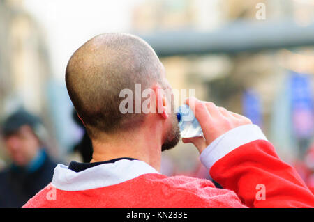 Glasgow, Ecosse, Royaume-Uni. 10 Décembre 2017 : Des milliers de participants habillés en Père Nöel prendre part à l'Assemblée Glasgow Santa Dash à travers le centre-ville en gel froid - dans un 5k fun run de charité festive organisée pour recueillir des fonds pour de bonnes causes. Cette année, l'organisme de bienfaisance désigné est le cancer. Beatson Credit : Skully/Alamy Live News Banque D'Images