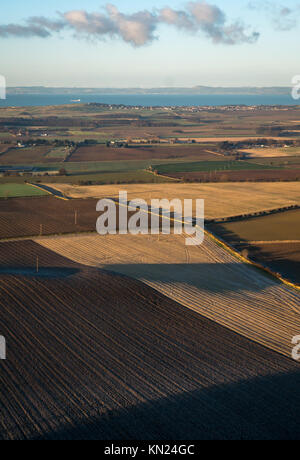 Byres Hill, East Lothian, Ecosse, Royaume-Uni, le 10 décembre 2017. Clair jour froid de East Lothian campagne avec un ciel bleu. Misty view looking North à l'estuaire de la Forth plus de champs labourés. Banque D'Images