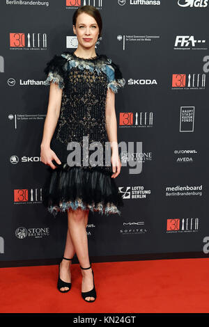 Berlin, Allemagne. 9Th Mar, 2017. L'actrice Paula Beer arrive pour la 30e European Film Awards 2017 à Berlin, Allemagne, le 9 décembre 2017. Credit : Maurizio Gambarini/dpa/Alamy Live News Banque D'Images