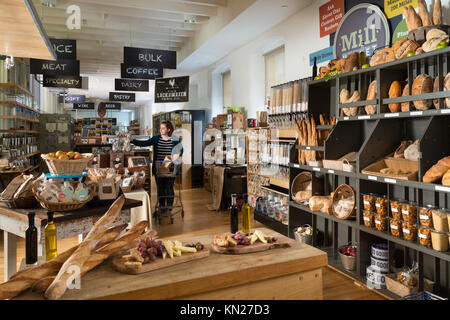 Nouveau client sur le marché avec une mise au point de produits locaux, le marché de l'usine, Hawley, Pennsylvania, USA, Banque D'Images