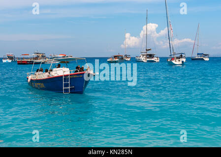 ZAKYNTHOS, Grèce, le 27 septembre 2017 : les bateaux de croisière dans la baie de la plage de Navagio sur l'île de Zakynthos. La Grèce. Banque D'Images