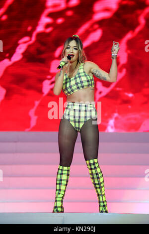 Rita Ora joue sur la scène au cours de la première journée de la capitale Jingle Bell Ball avec Coca-Cola au London's O2 Arena. Banque D'Images