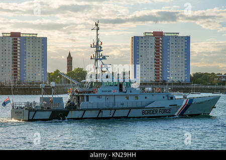 UK Border vigueur cutter Chercheur HMC retour à Portsmouth, Royaume-Uni d'une patrouille sur 24/9/14. Banque D'Images