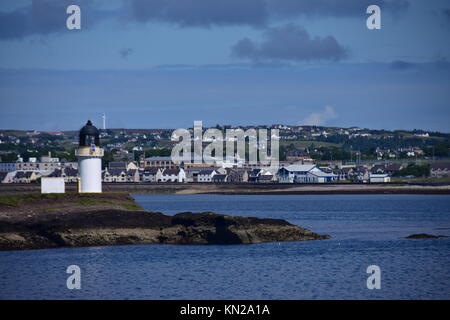 Vue de la mer à Stornoway avec Arnish Point Lighthouse dans d'importants en premier plan. Ciel bleu. Juillet 2017. Mer calme. Isle Of Lewis, Outer Hebrides Banque D'Images