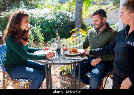 USA Virginia VA Williamsburg Winery coin restaurant vignoble vin couple alimentaire d'être servi dans le restaurant du jardin Banque D'Images