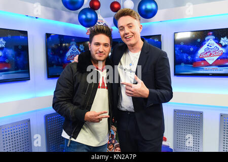 Jonas Blue est interviewé par Roman backstage Kemp et espoir, Vick au cours de la première journée de la capitale Jingle Bell Ball 2017 à l'O2 Arena, Londres. Banque D'Images