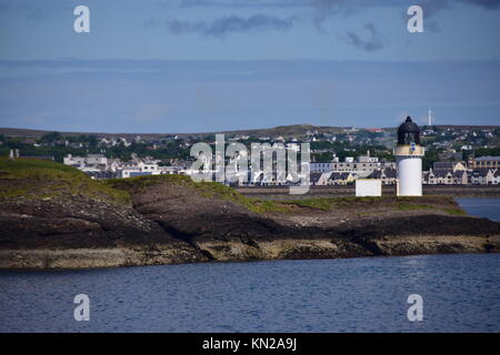 Vue de la mer à Stornoway avec Arnish Point Lighthouse dans d'importants en premier plan. Ciel bleu. Juillet 2017. Mer calme. Isle Of Lewis, Outer Hebrides Banque D'Images