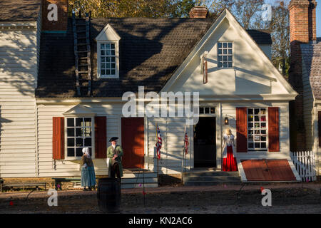 USA Virginia VA Colonial Williamsburg historic area interprètes à l'extérieur d'un magasin le duc de Gloucester Street Banque D'Images