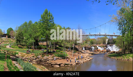 Pont de la liberté et Falls Park on the Reedy au printemps, Greenville, Caroline du Sud, USA Banque D'Images