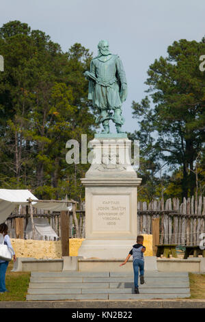 USA Virginia VA Jamestowne Historique statue commémorative de Jamestown au capitaine John Smith sur les rives de la Rivière James Banque D'Images