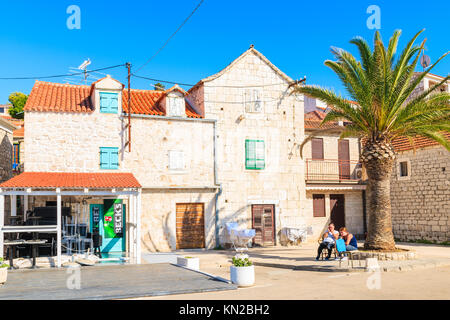 ROGOZNICA, CROATIE PORT - SEP 5, 2017 : maisons traditionnelles et bâtiments à Rogoznica restaurant vieille ville, Dalmatie, Croatie. Banque D'Images