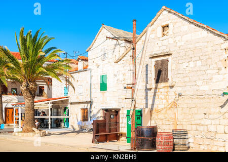 ROGOZNICA, CROATIE PORT - SEP 5, 2017 : maisons traditionnelles et bâtiments à Rogoznica restaurant vieille ville, Dalmatie, Croatie. Banque D'Images