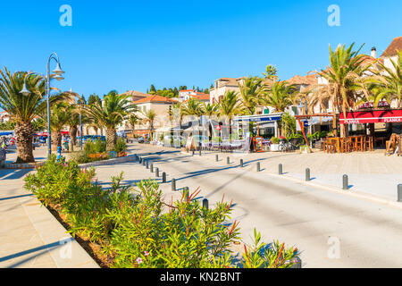 ROGOZNICA, CROATIE PORT - SEP 4, 2017 : Street in Rogoznica port avec ses maisons colorées et ses restaurants, la Dalmatie, Croatie. Banque D'Images