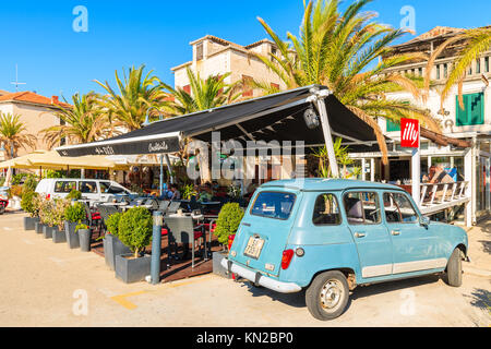 ROGOZNICA, CROATIE PORT - SEP 5, 2017 : classique vieille voiture parking en face de restaurant traditionnel bâtiments dans Rogoznica, Croatie, Dalmatie du port. Banque D'Images