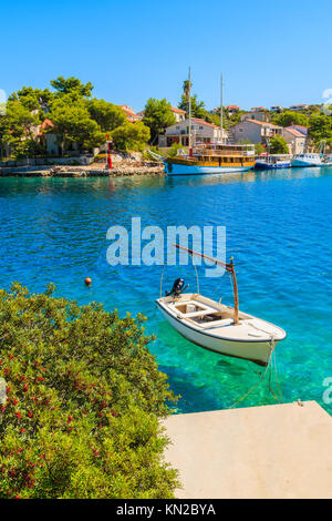 Bateau de pêche dans la magnifique baie d'ancrage avec l'eau de mer turquoise à Razanj Croatie, Dalmatie, port Banque D'Images