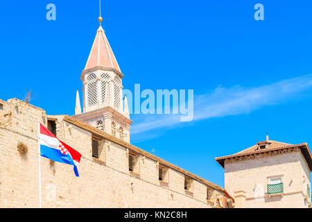 Clocher de l'église et la Croatie drapeau dans la vieille ville de Trogir, en Dalmatie, Croatie Banque D'Images