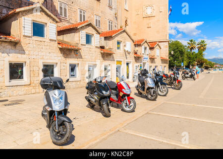 La ville de Trogir, Croatie - SEP 6, 2017 : le parking des scooters dans la vieille ville de Trogir, aux beaux jours de l'été, la Dalmatie, Croatie. Banque D'Images