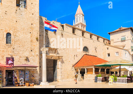 La ville de Trogir, Croatie - SEP 6, 2017 : porte d'entrée de la vieille ville de Trogir aux beaux jours de l'été, la Dalmatie, Croatie. Banque D'Images